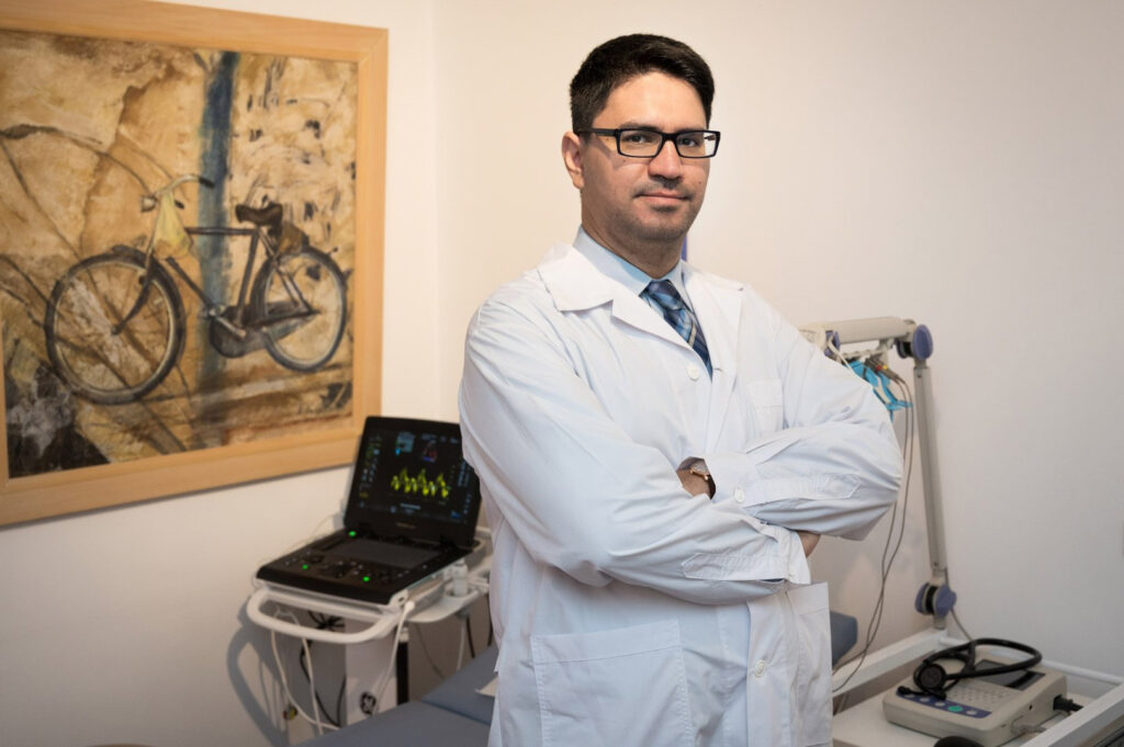 Ο Καρδιολόγος Δημήτριος Βραχάτης μπροστά από ιατρικό εξοπλισμό