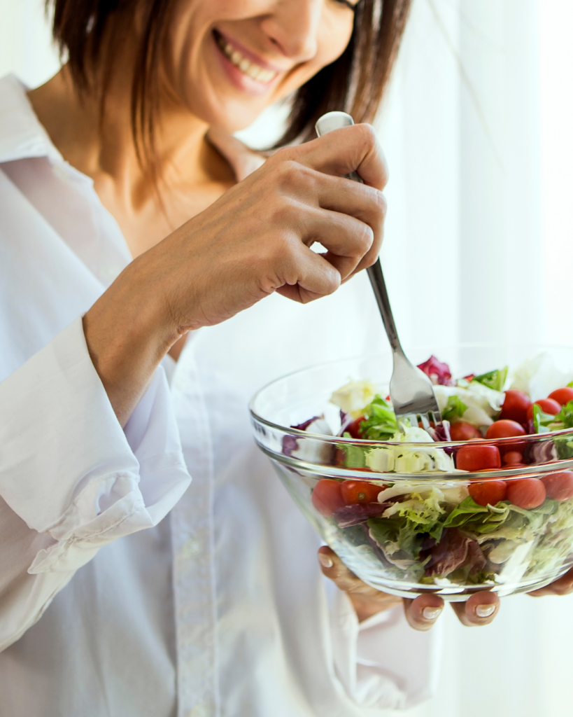χοληστερόλη woman eating salad