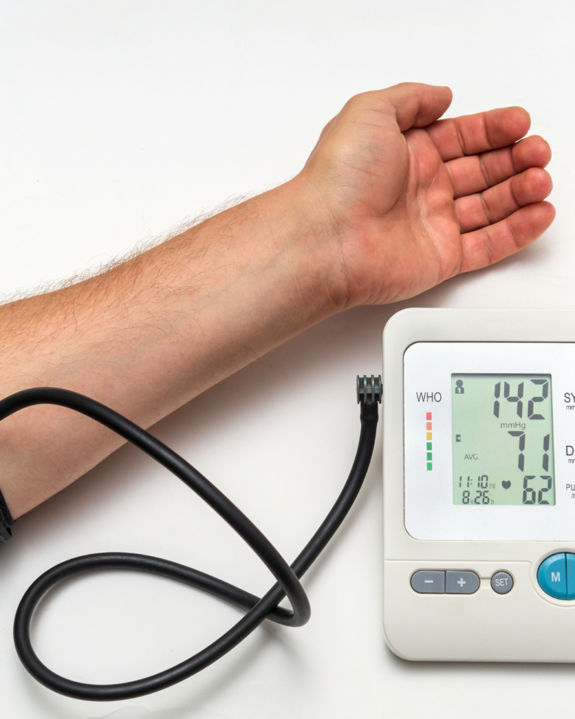 υπέρταση man checking his hypertension