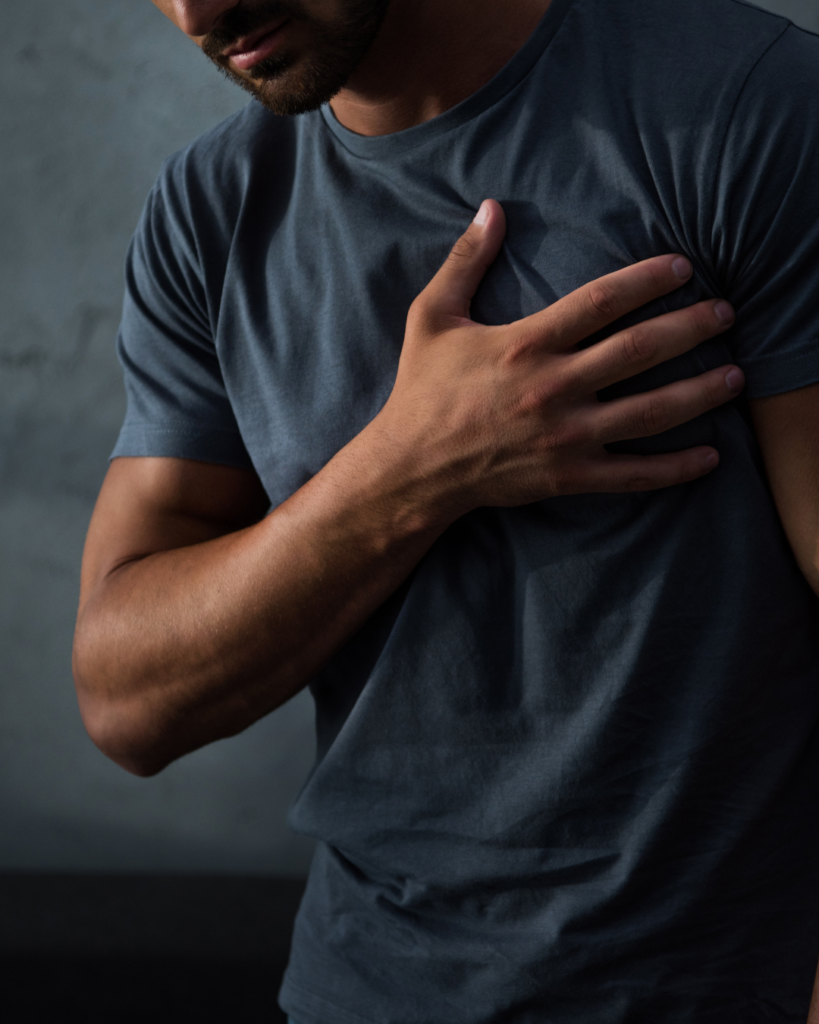 σιωπηλό έμφραγμα
man in chest pain
