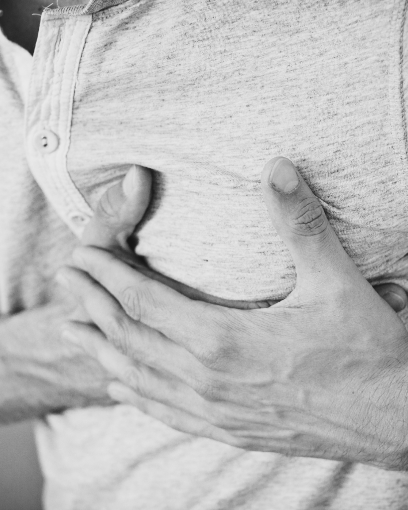 καρδιακή αμυλοείδωση man in chest pain