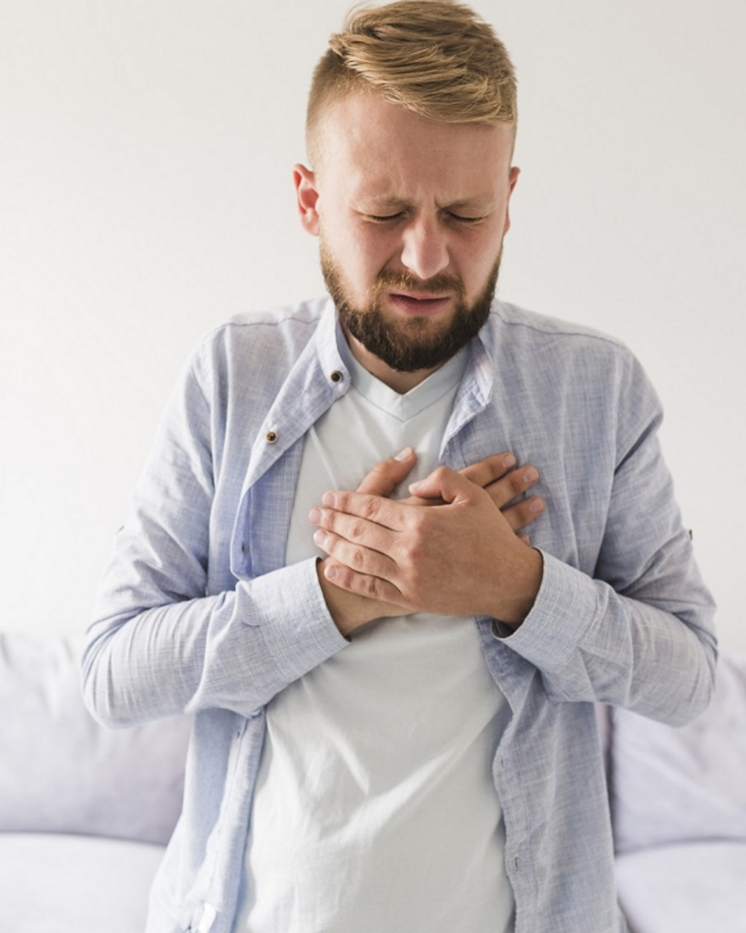 μικροαγγειακή στηθάγχη man in chest pain