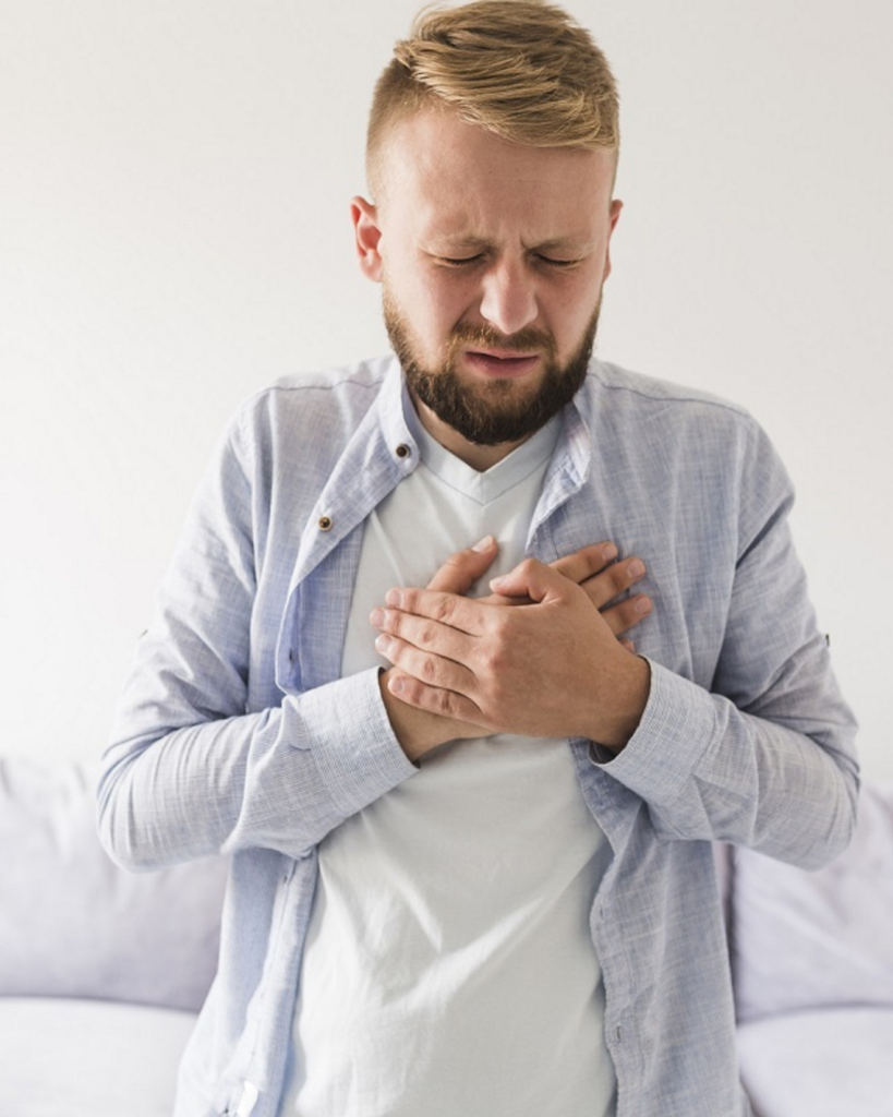 φύσημα στην καρδιά man in heart pain
